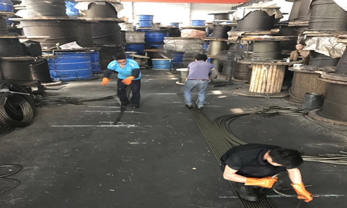 華東鋼繩員工正在作業(yè)